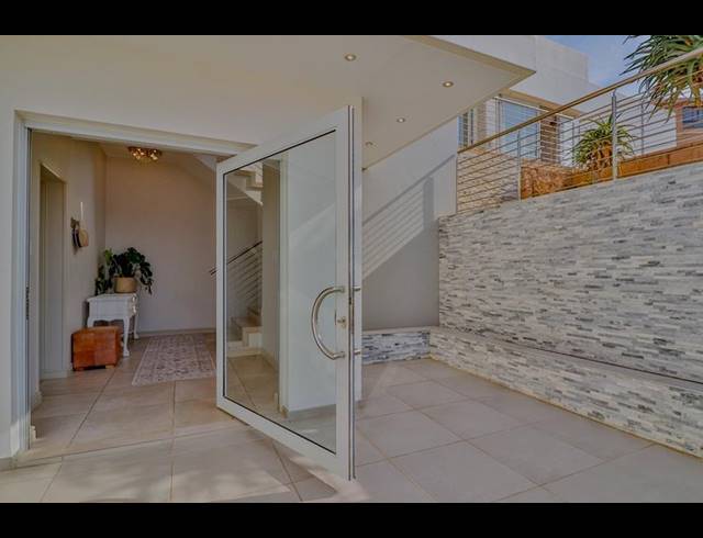 4 BEDROOM HOUSE FOR SALE IN HARTENBOS HEUWELS